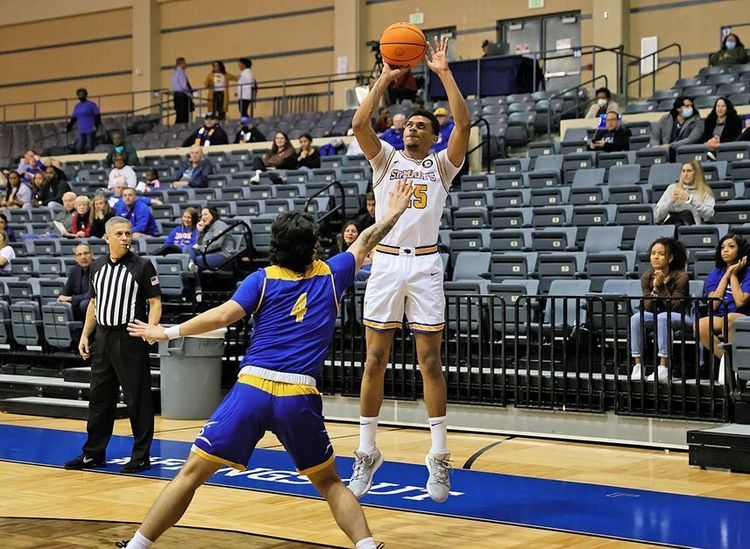 Leonard’s 15 sets St. Mary’s  up for victory