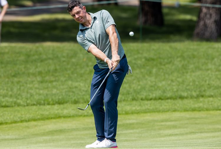 Prophetic McIlroy follows Fox by 2