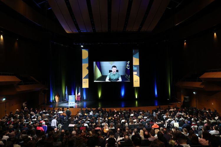 Zelensky addresses Dublin students