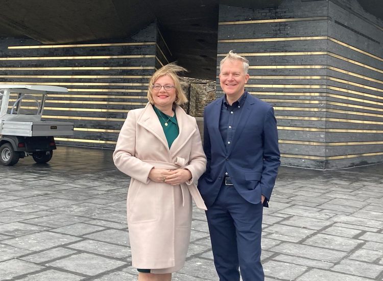 Consul General Visits Hunger Memorial