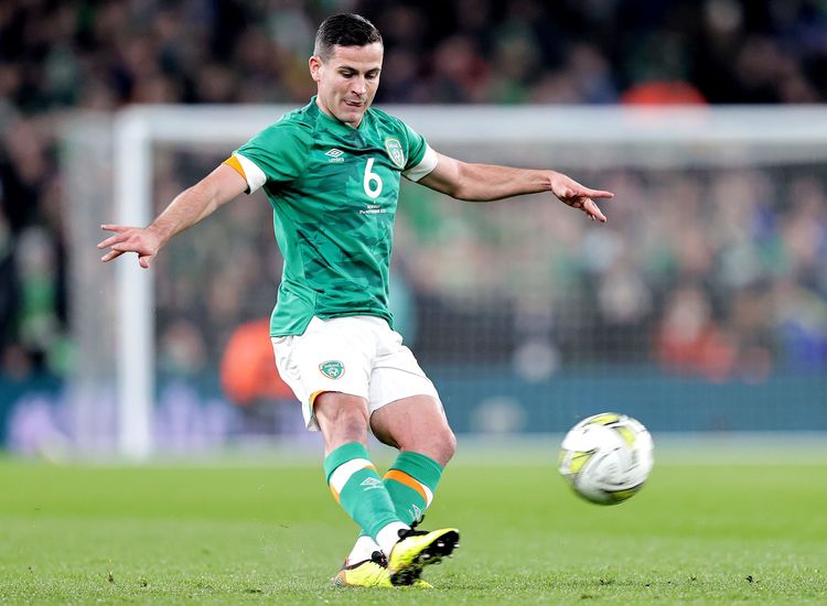 City, United close gap at top