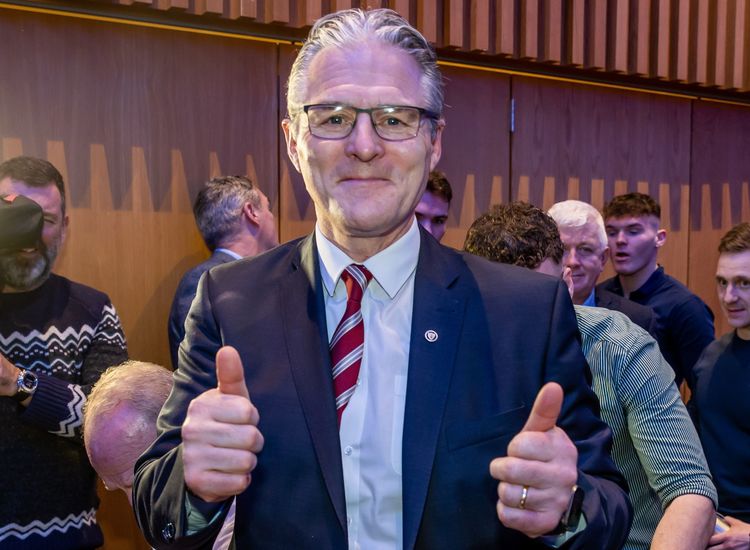 Burns gets big Congress mandate 