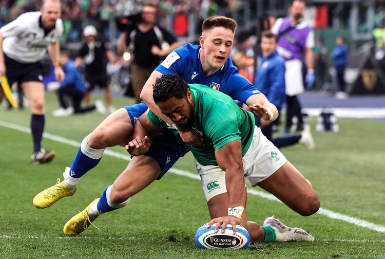 Ireland overcome inventive, athletic Italy to go top