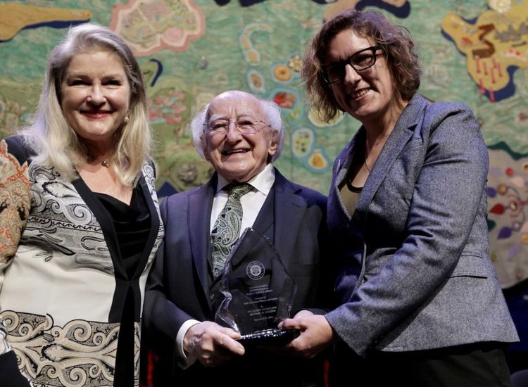 A Night of Glowing and Flowing Words