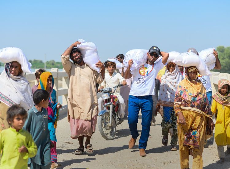 Best of humanity shows up in a crisis, hero chef Andrés tells Clinton conference 