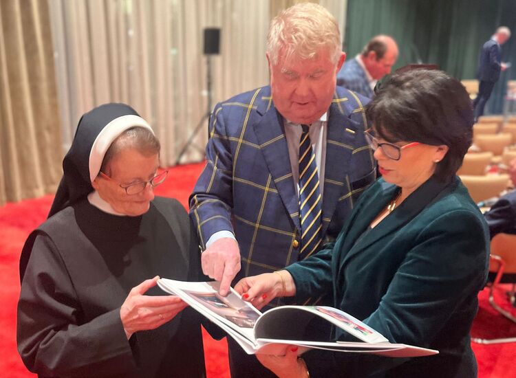 Pic of the Day: New York supporters step up for Kylemore Sisters