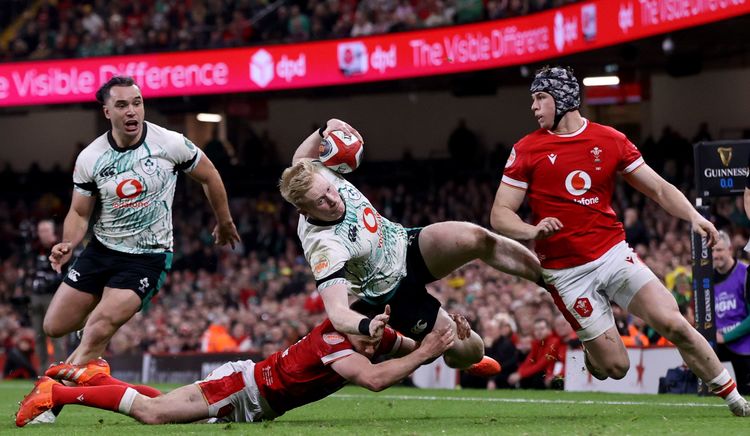 Ireland stumble to uneasy 'Crown