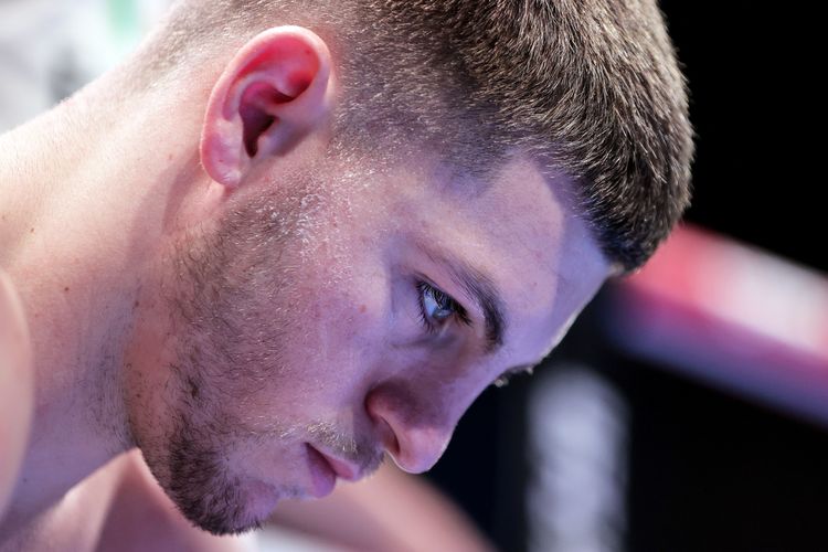 Walsh knocks out foe in 1st