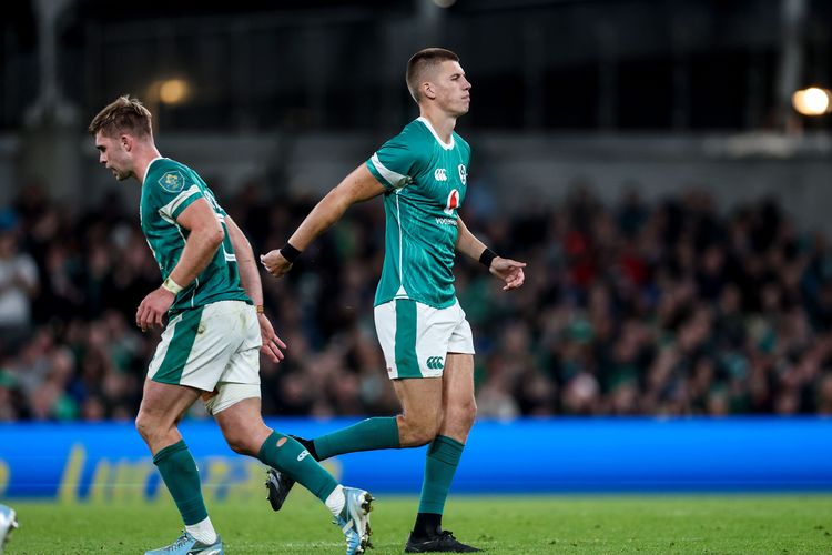 Back our No. 10s equally, says ex-skipper Sexton