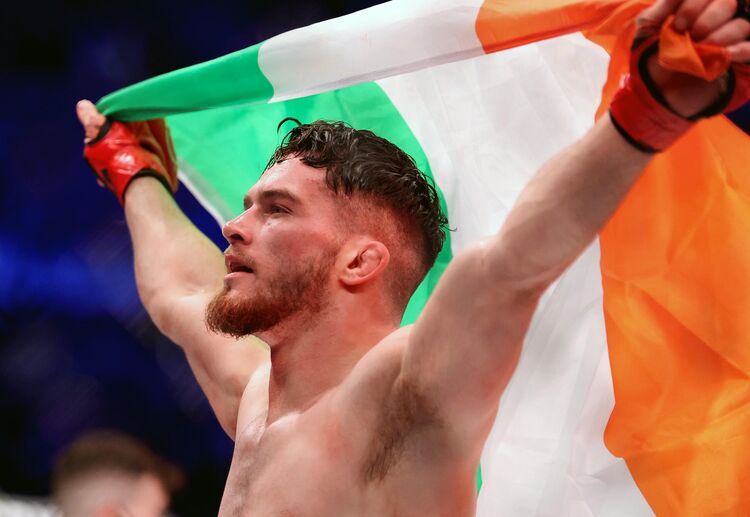 Kelly felled by guillotine choke