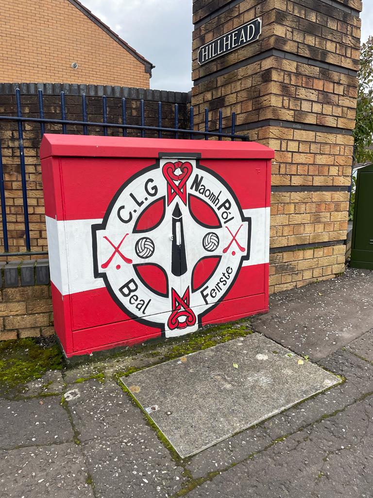  Naomh Pól brightens up the street.